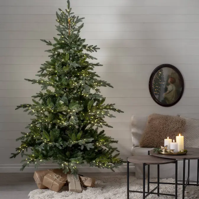 Julgran Star Trading Brekstad Plastgran 210 cm med LED 800 Ljus