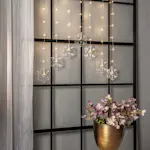 Ljusgardin Star Trading Dew Drop Snowflake Hängande Gardinslinga med Snöflingor LED