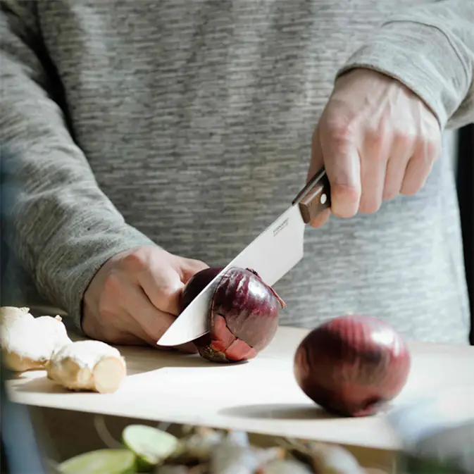 Fiskars Kockkniv Norr – 20 cm Allroundkniv med Trähandtag & Precision