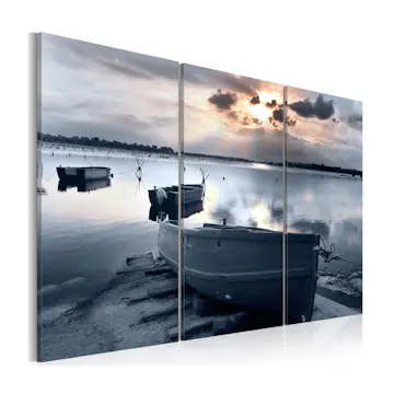 Tavla Arkiio A Small Boat By A Lake