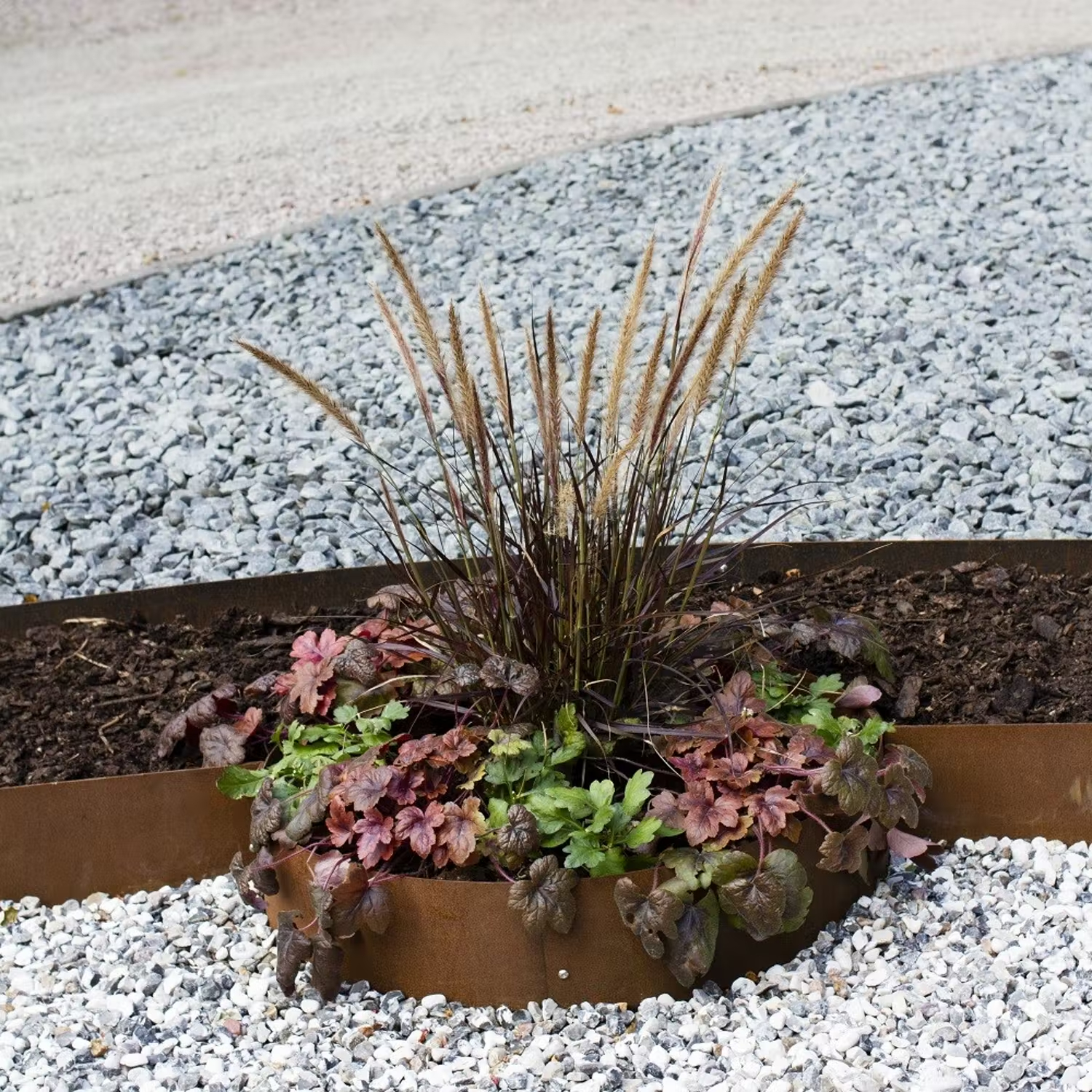 Cortenplåt i trädgård