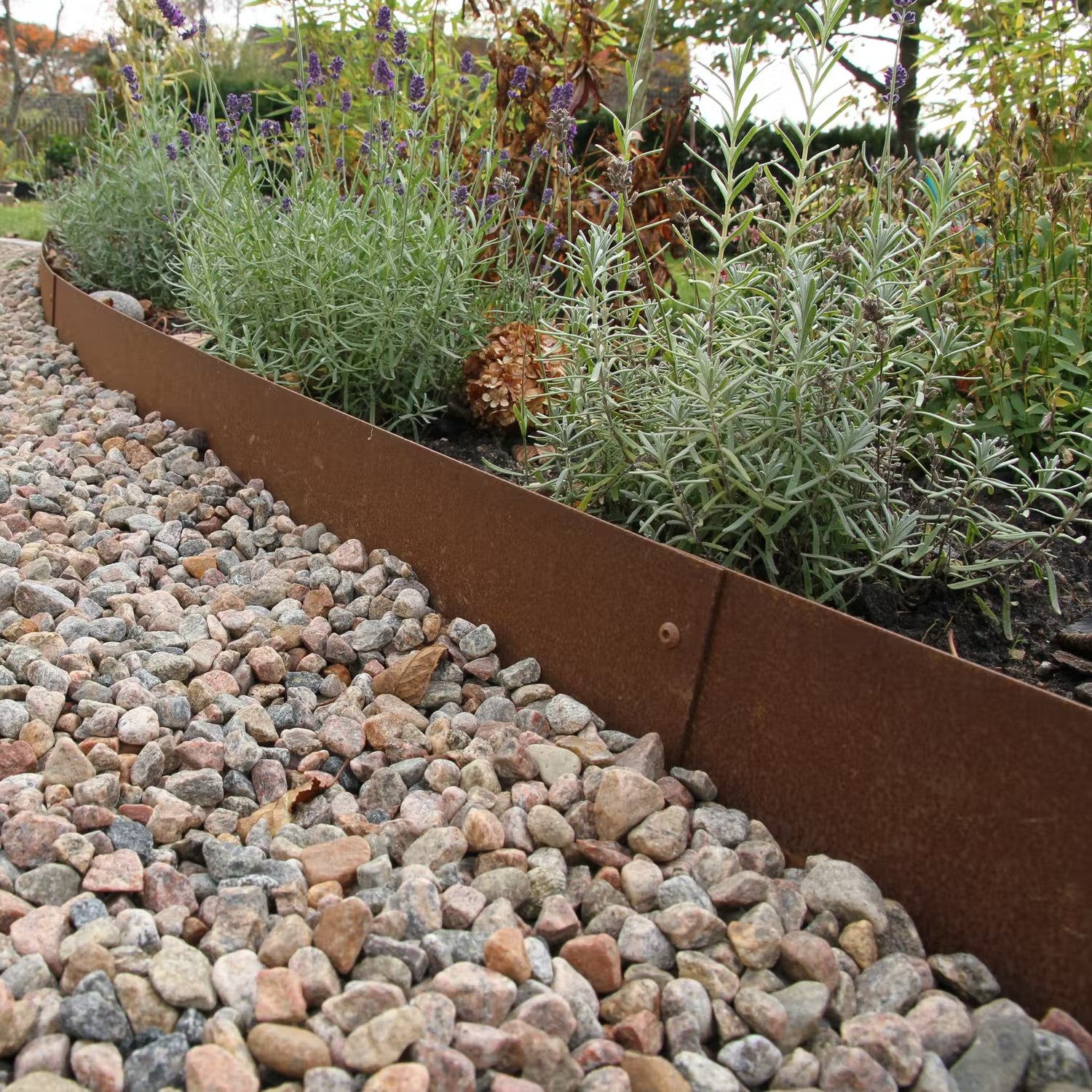 Cortenplåt i trädgård