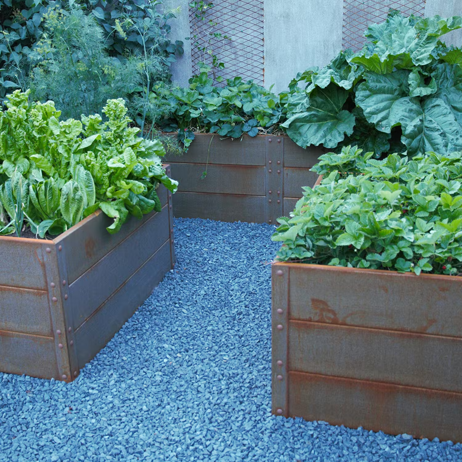 Cortenplåt i trädgård