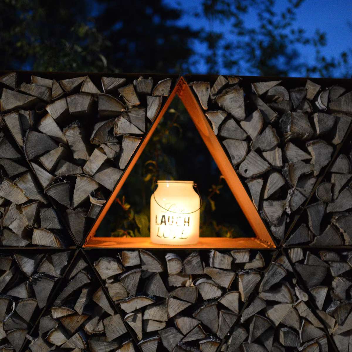 Vedförvaring utomhus - vedforvaring-kirami-outstanding-triholdy