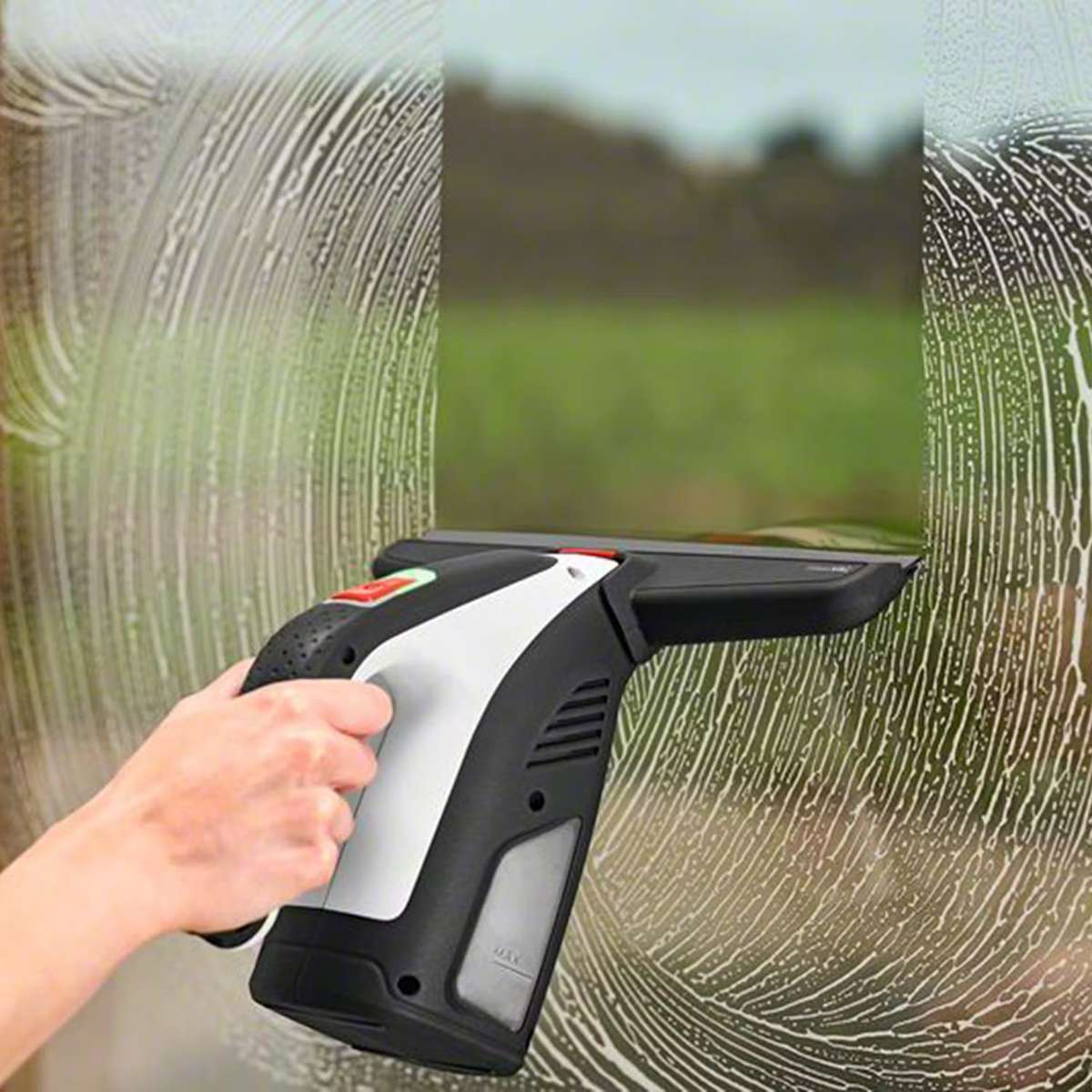 Putsa fönster - fonstertvatt-bosch-power-tools-glassvac-med-batteri-och-sprayflaska