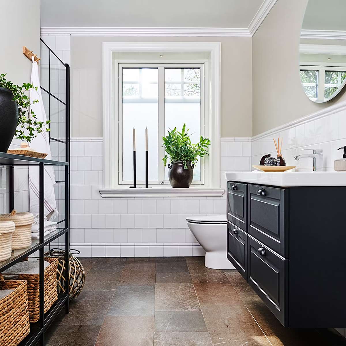 Snygga kakel till halvkaklat badrum - kakel-konradssons-evolution-vit-blank-15x15-cm