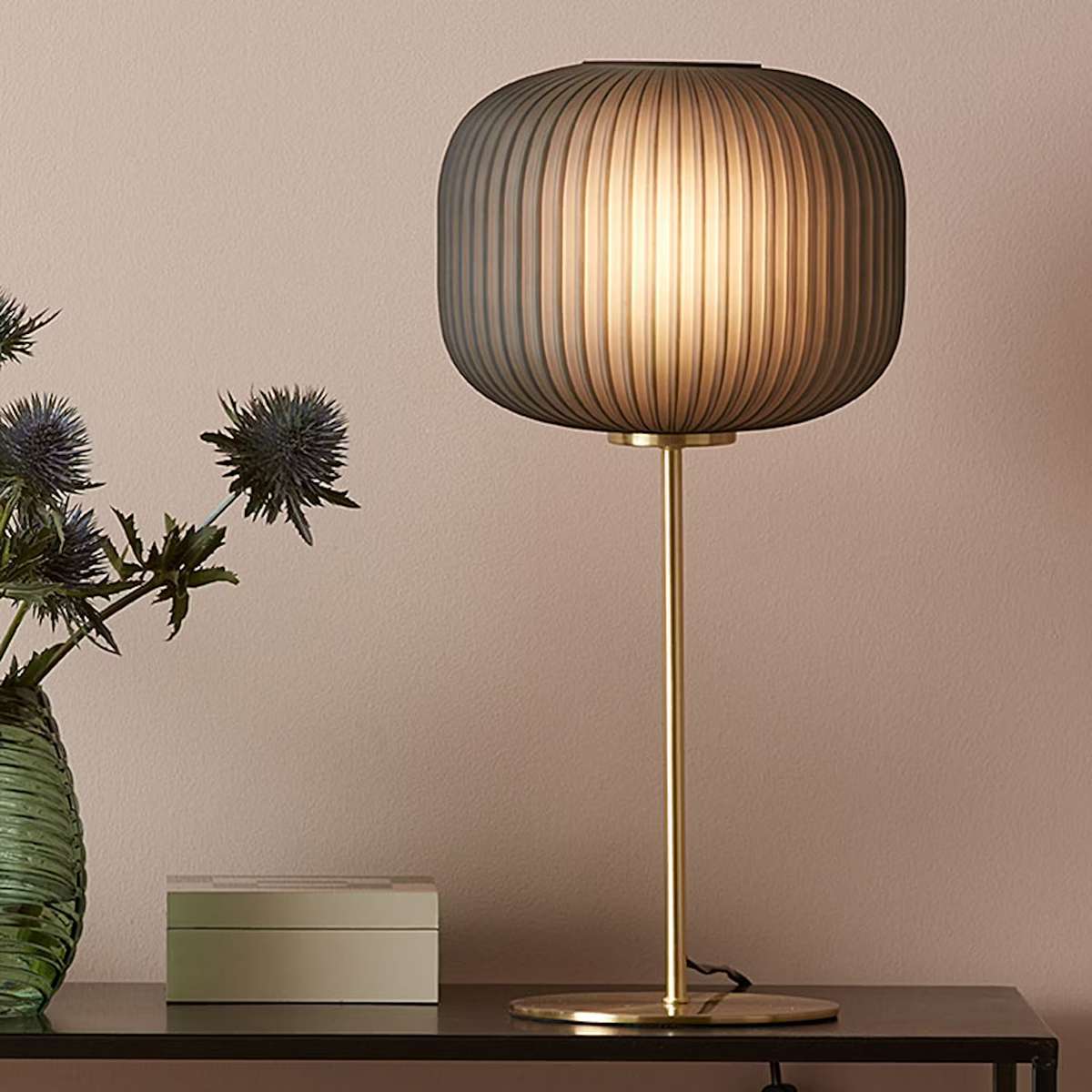 Dekorera vardagsrum - bordslampa-markslojd-sober