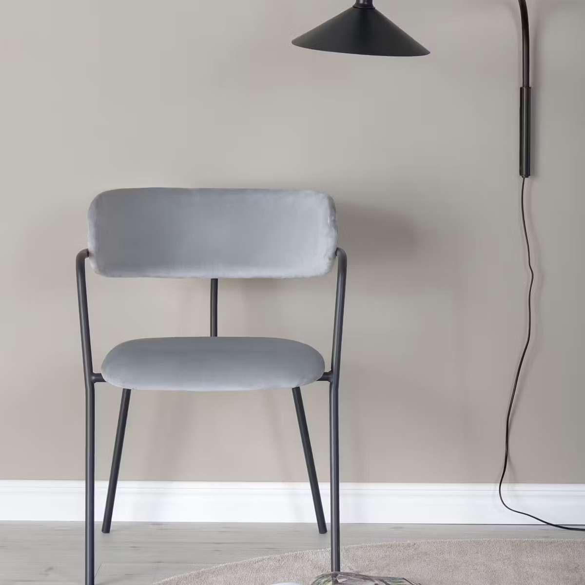 Snygga köksstolar - Karmstol Venture Home Arrow Sammet