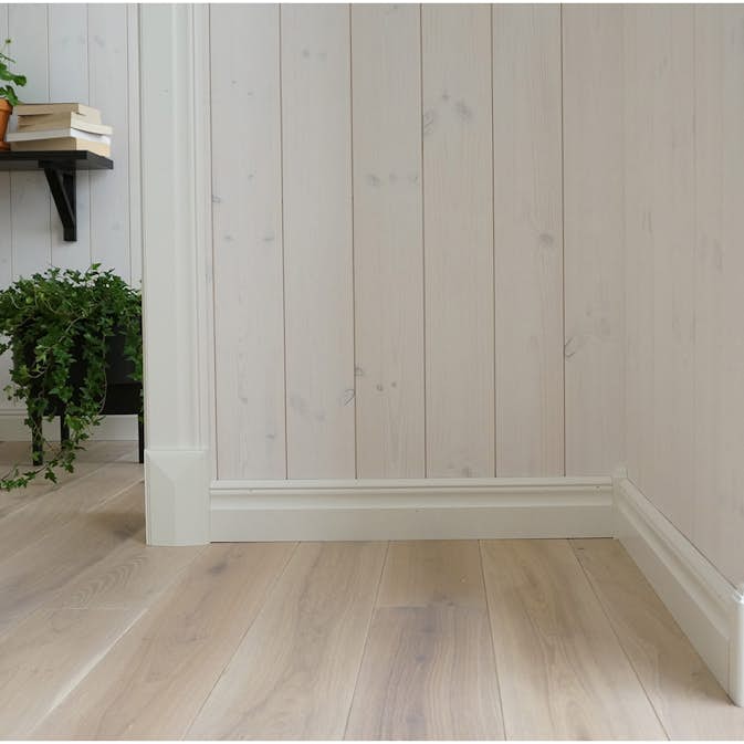 Hörnkloss Moelven Furu 21x21x110 mm Innerhörn Vit S 0502-Y 4st/frp