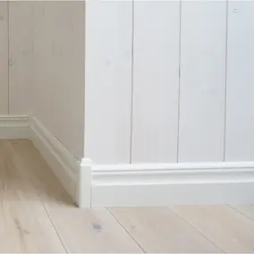 Hörnkloss Moelven Furu 27x27x110 mm Ytterhörn Vit S 0502-Y 4 st/frp