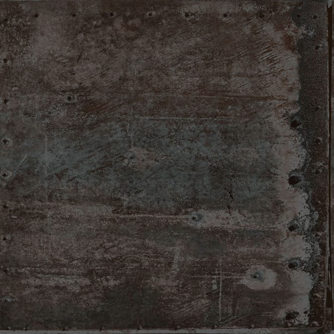 Tapet Origin Stora Slitna Rostiga Metallplåtar med Nitar Svart/Glänsande Pärlemor