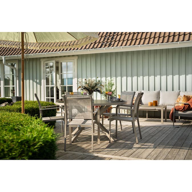 Matgrupp Utomhus Hillerstorp Hånger 5st Stapelstolar med Trädgårdsbord Ø140 cm