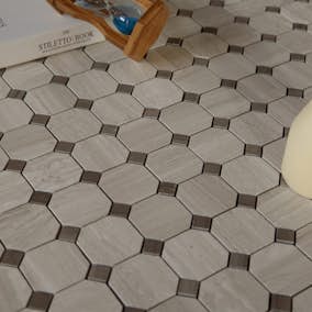 Natursten ArtStone Woodlight Gravin Octagon Polerad 5x5 cm