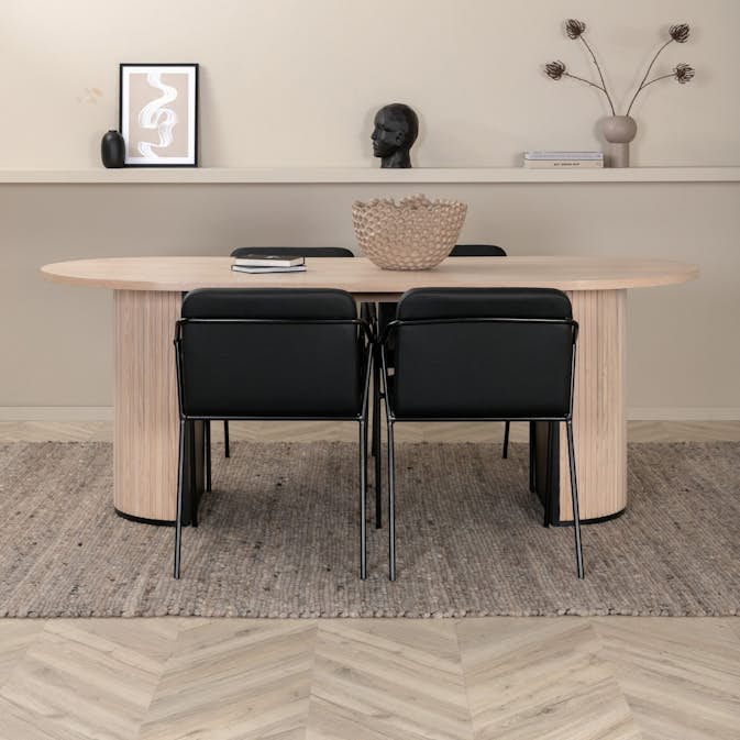 Matgrupp Venture Home med Ovalt Bianca Matbord och 4 Tjärö Matstolar