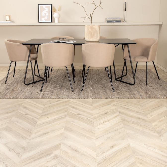 Matgrupp Venture Home Annika matbord och Bergen matstol