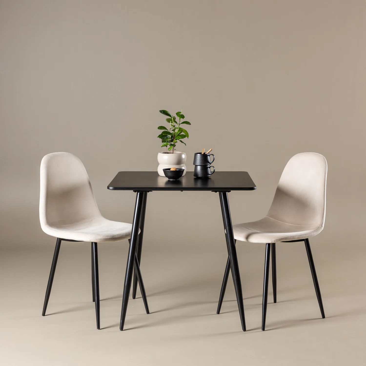 Polar Dining Table with Polar Dining Chair Färg: Svart/Beige, Ben: Svarta