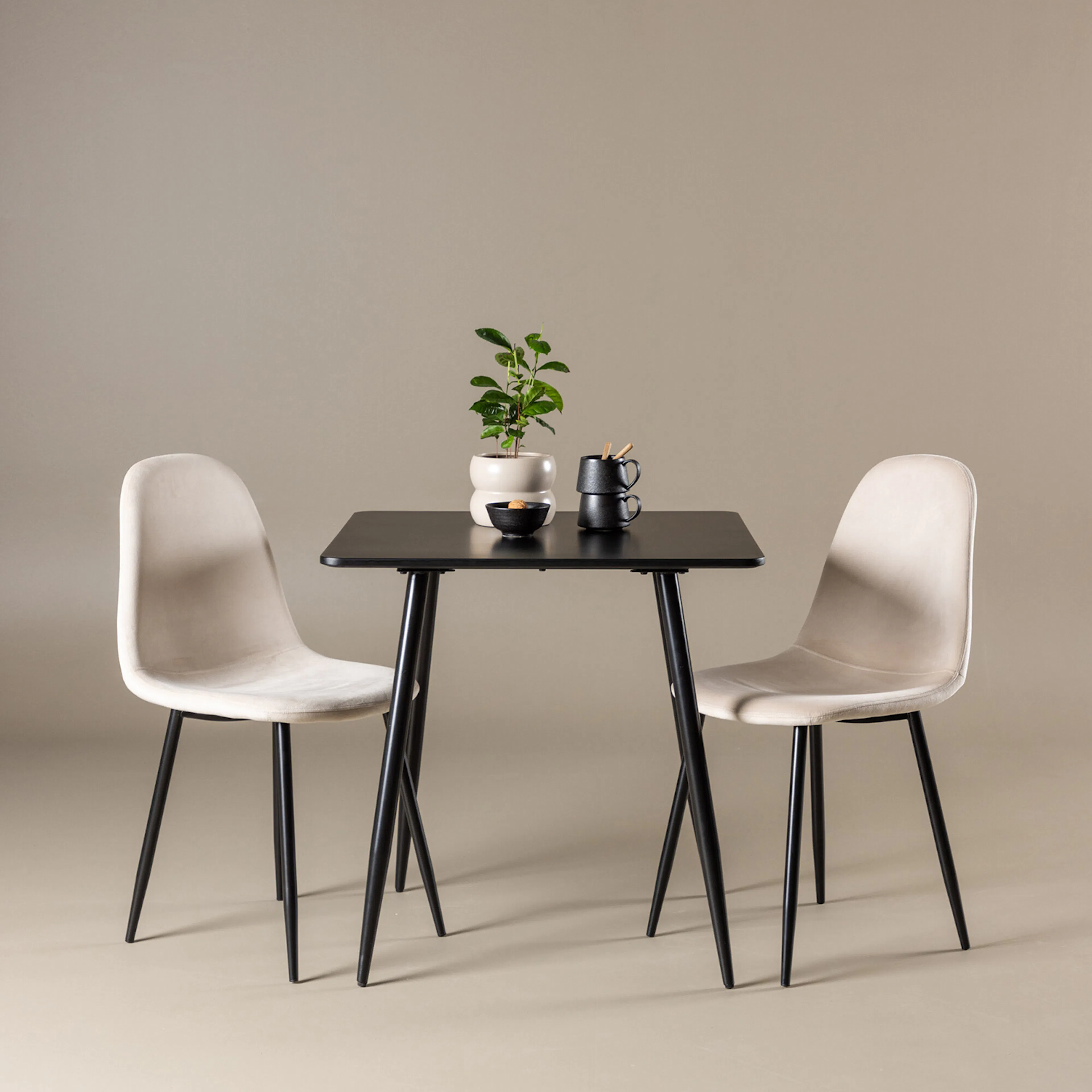 Polar Dining Table with Polar Dining Chair Färg: Svart/Beige, Ben: Svarta