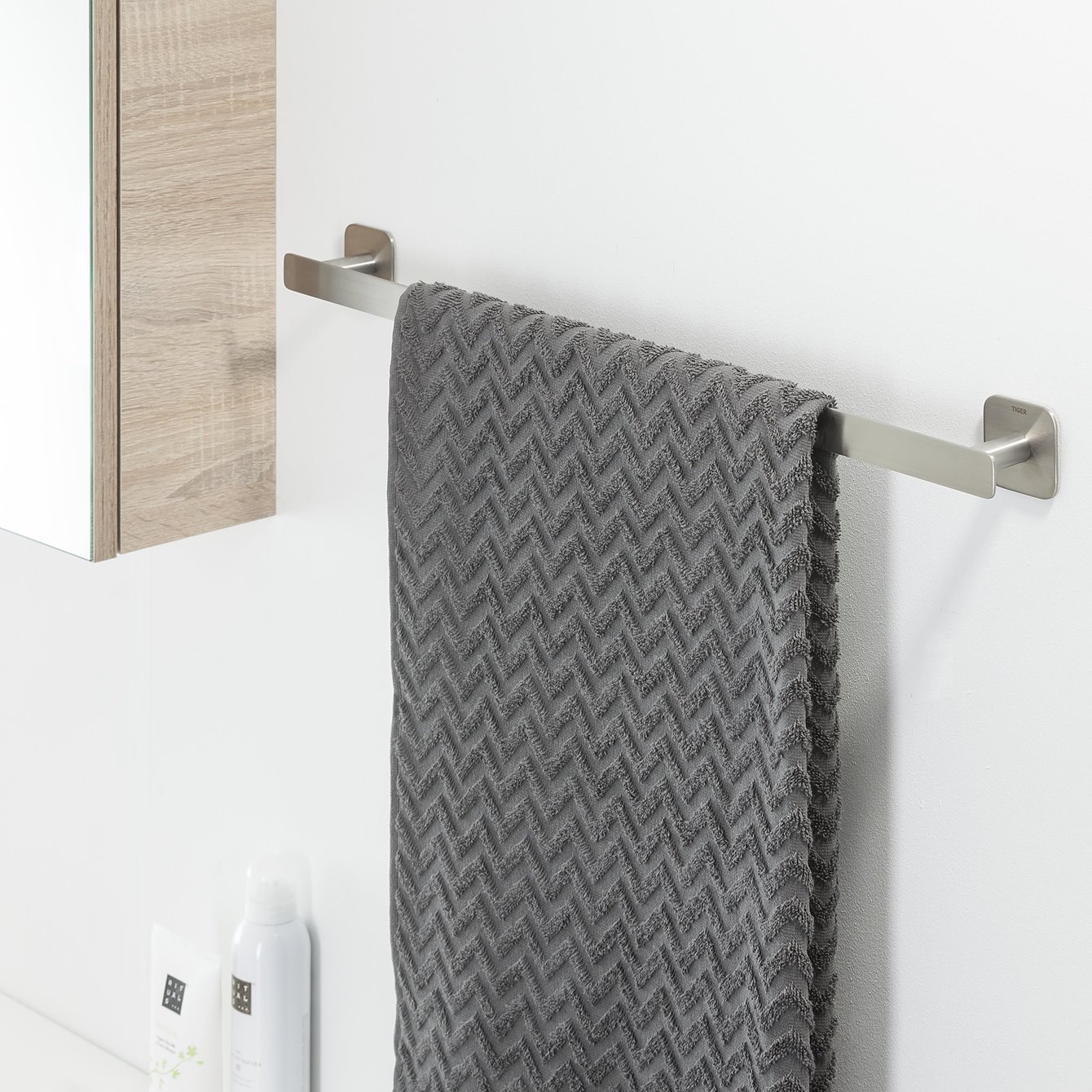 COLAR Handduksstång 60 cm mattborstad självhäftande - TIGER Mattborstad Krom