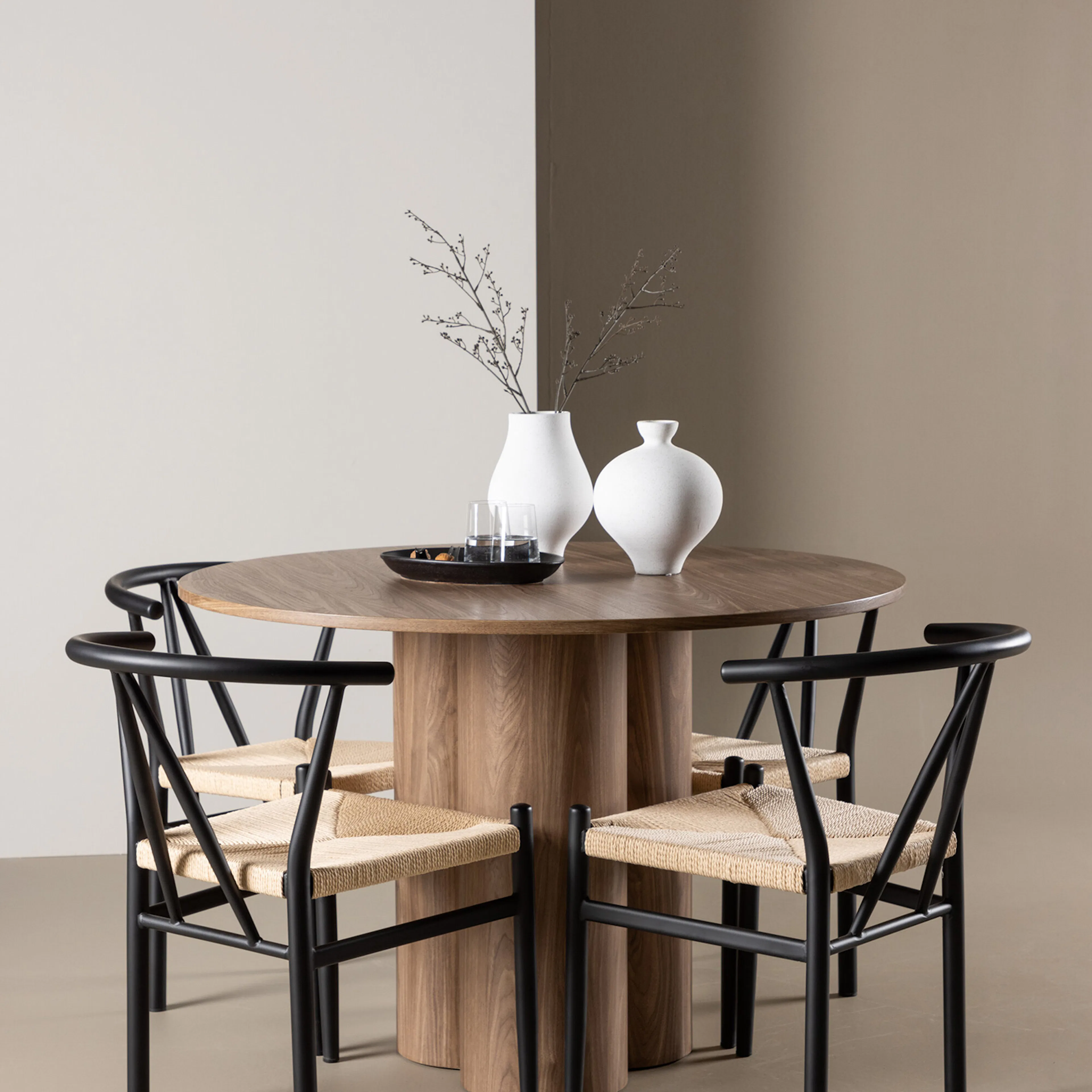 Olivia Dining Table with Alfons Dining Chair Mocka/Svart