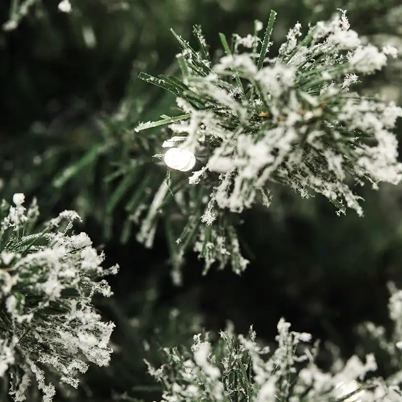 Plastgran Nordic Winter Frost med Snö LED