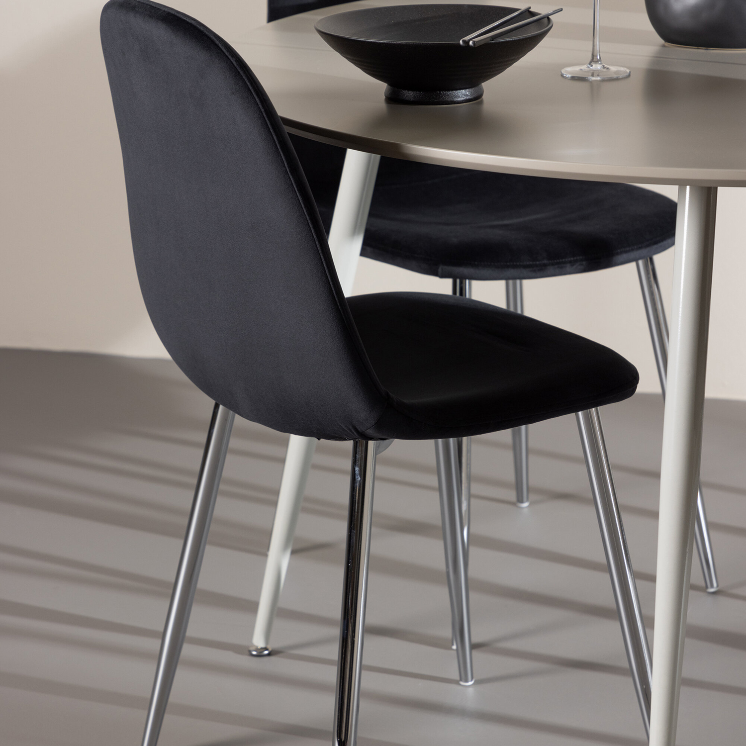 Plaza Dining Table with Polar Dining Chair Färg: Beige/Svart, Ben: Stål