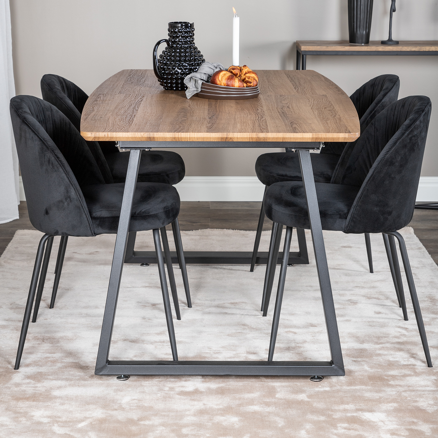 Matgrupp Venture Home Ina med 4 Wrigley Stolar Sammet