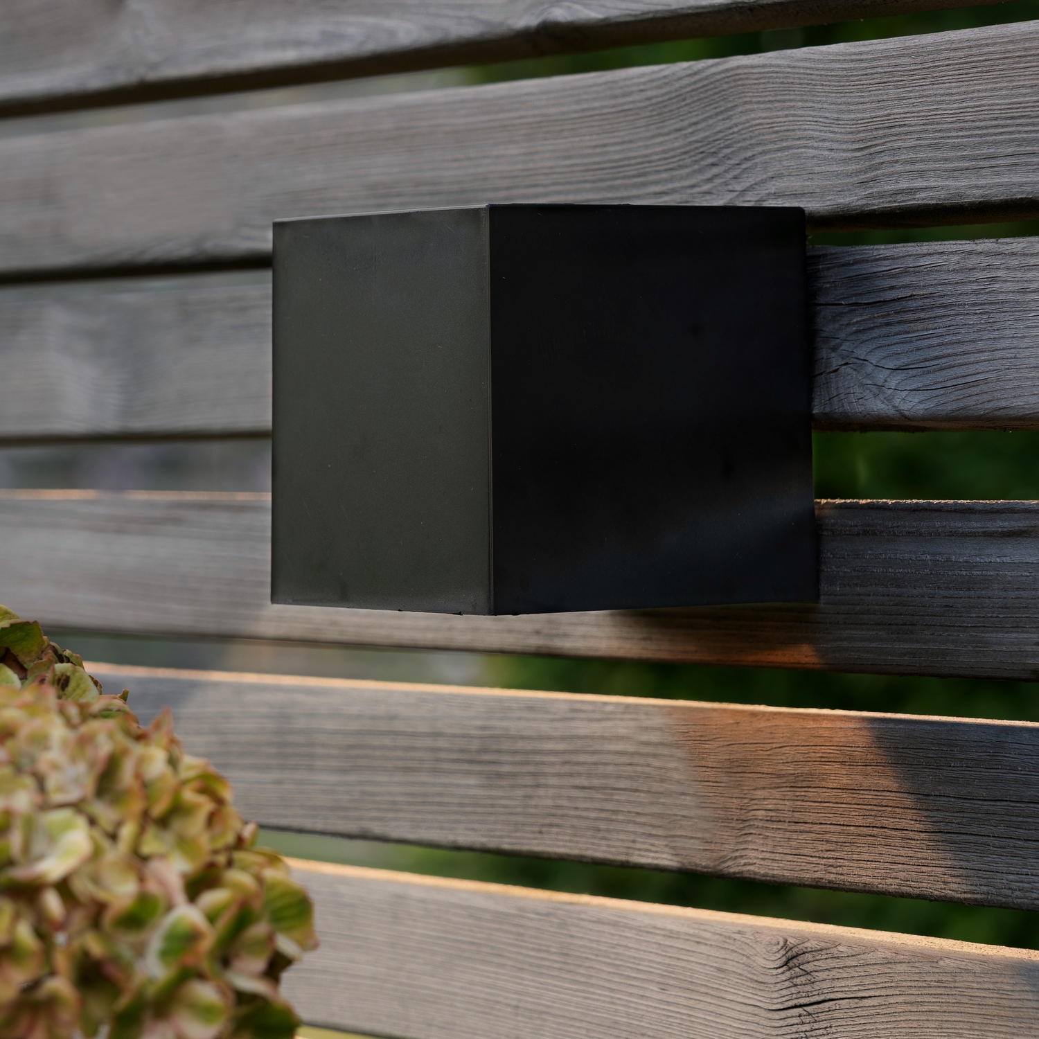 Solcells-vägglykta Star Trading Wally Cube Twilight