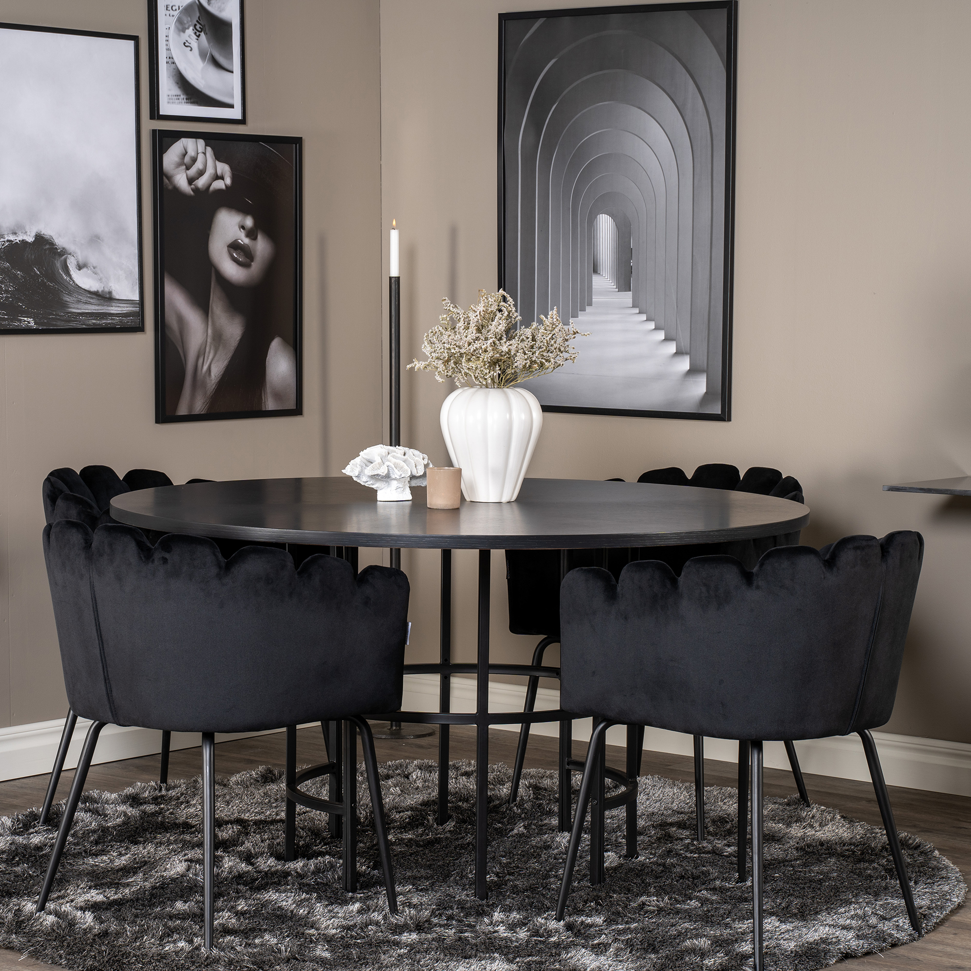 Matgrupp furniture/fashion Copenhagen med 4 Svarta Limhamn Stolar