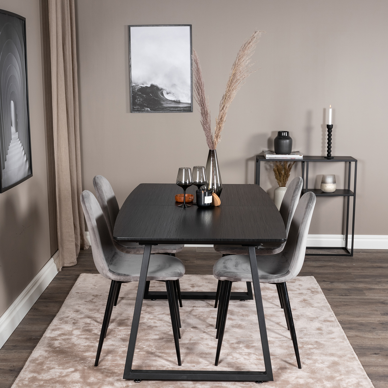 Matgrupp Venture Home Ina med 4 Pobbie Stolar Sammet