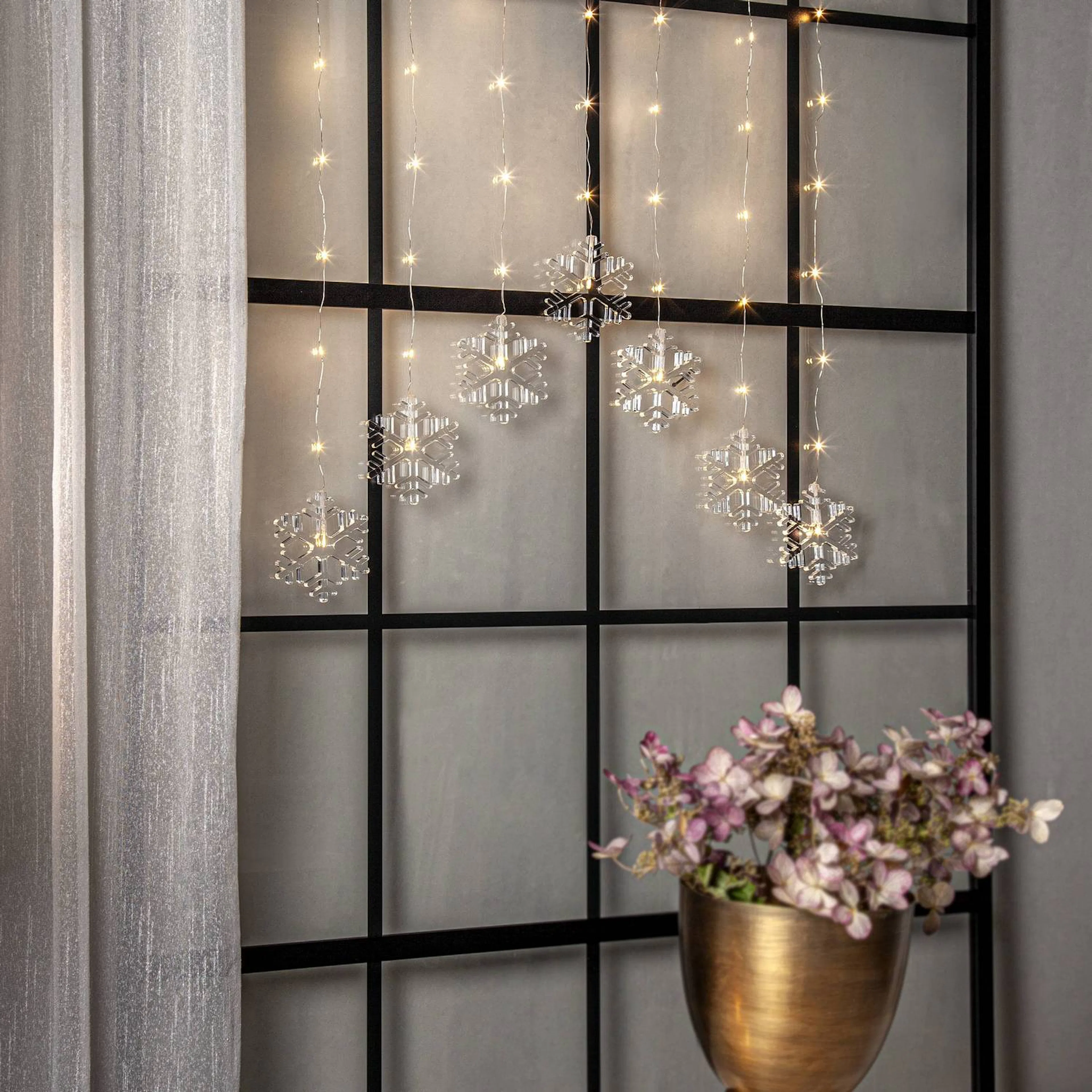 Ljusgardin Star Trading Dew Drop Snowflake Hängande Gardinslinga med Snöflingor LED