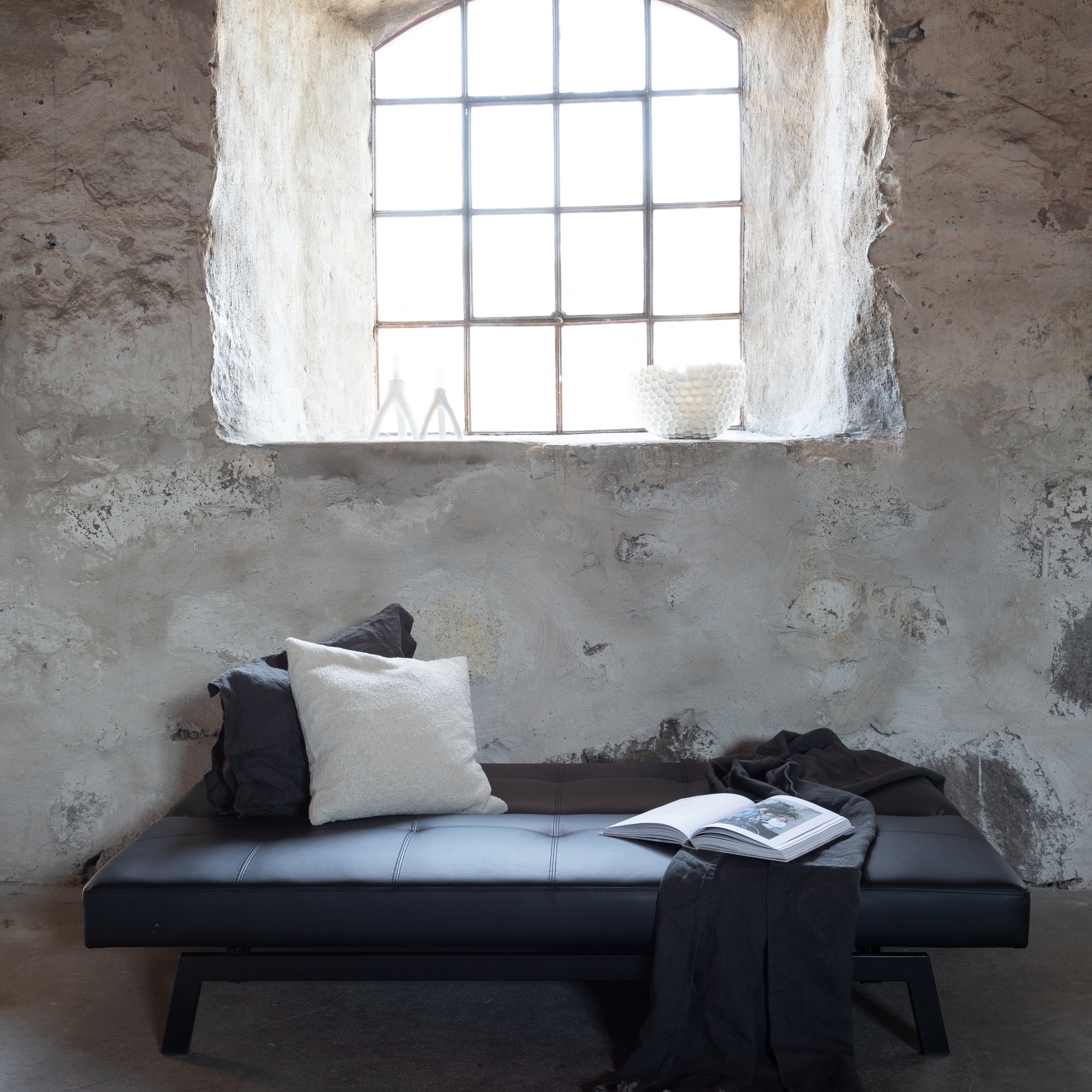 Bäddsoffa Venture Home Bodil Svart Konstläder 2-sitssoffa 180x80x55 cm 1 Sovplats