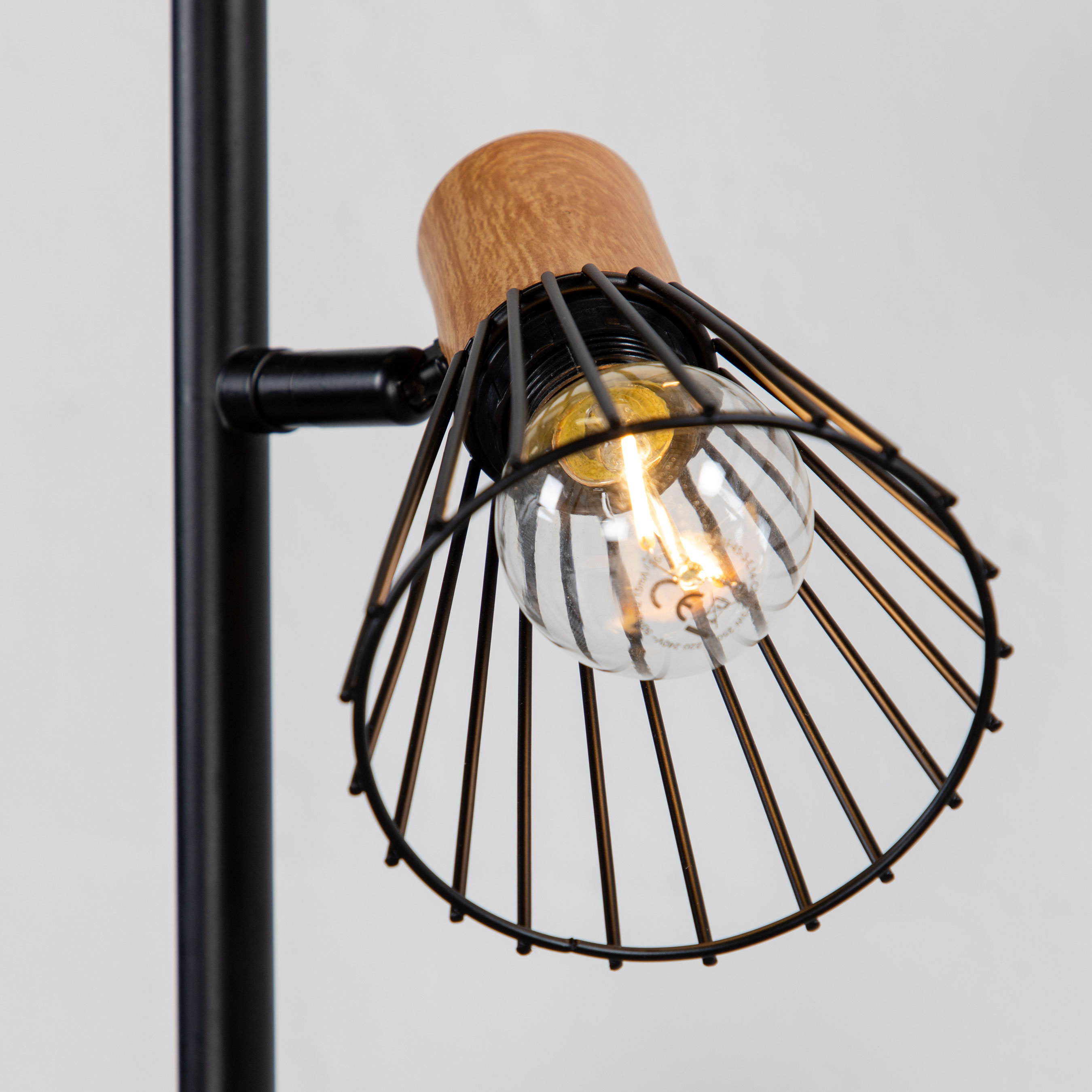 Golvlampa Venture Home Atticus