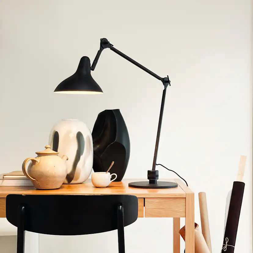 Bordslampa Dyberg Larsen Lotus