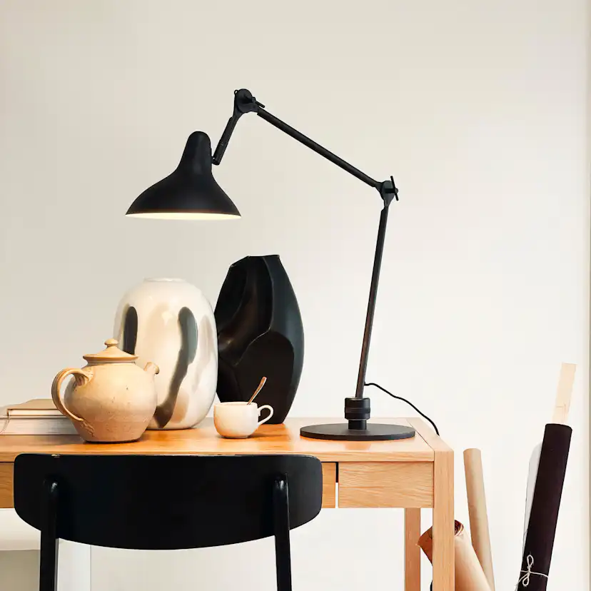 Bordslampa Dyberg Larsen Lotus
