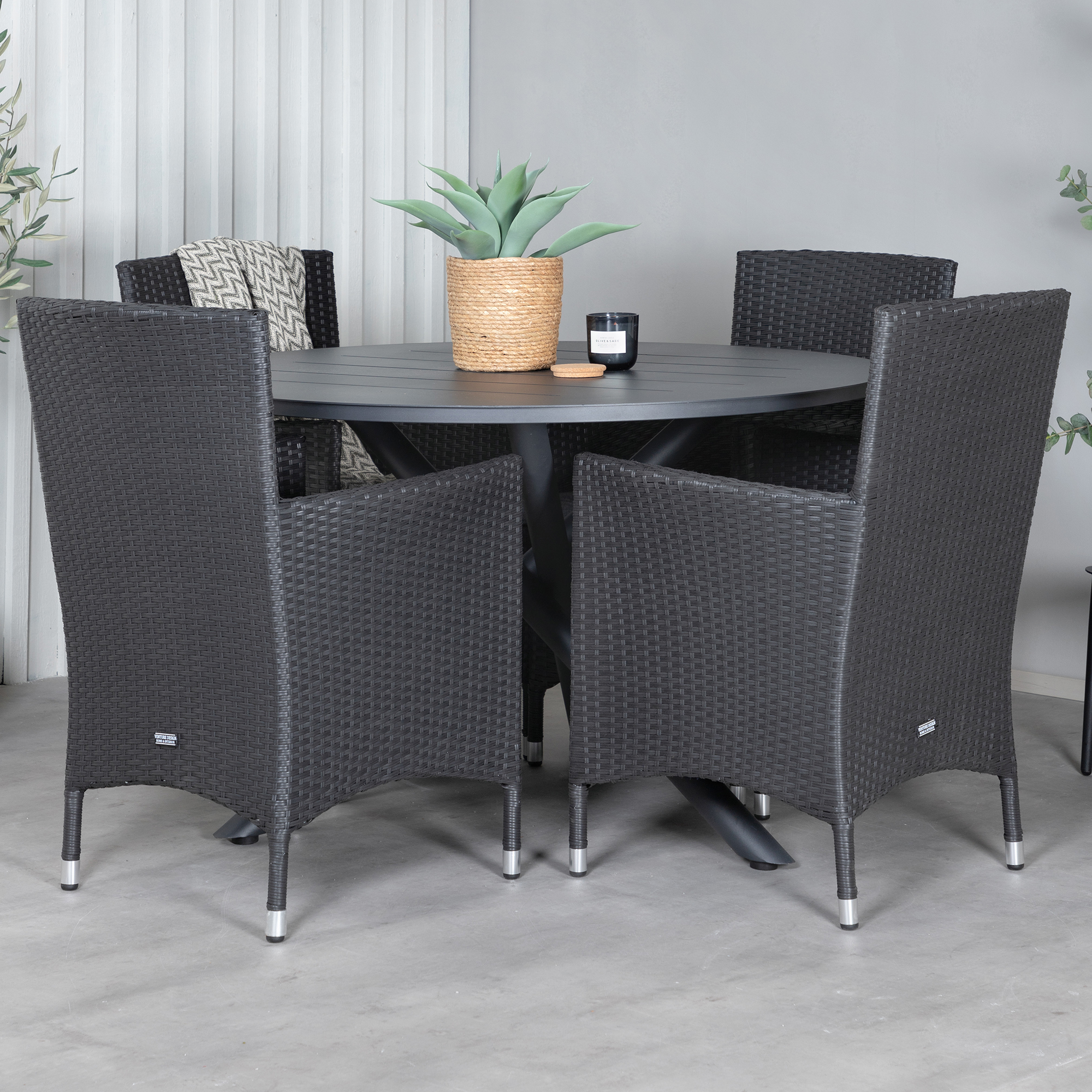 Alma Dining Table - Black Alu - ø120cm+Malin Armchair - Blac Svart