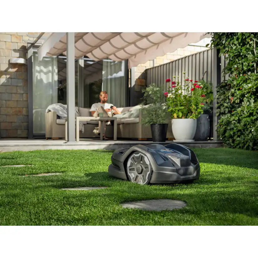 Robotgräsklippare Husqvarna Automower® 305E NERA med Slinglös Teknik