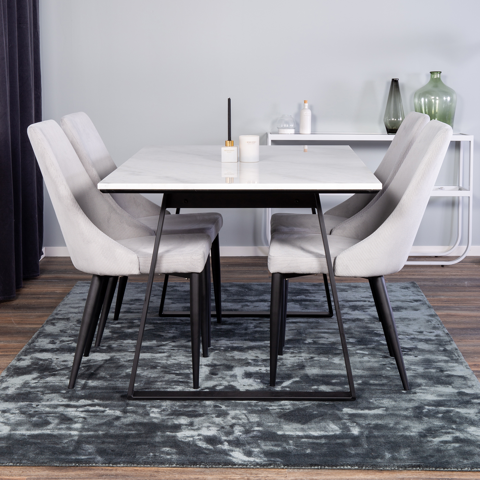 Matgrupp Venture Home Estelle Fyrkantigt Matbord i Marmor 140 cm & 4 Laura Stolar