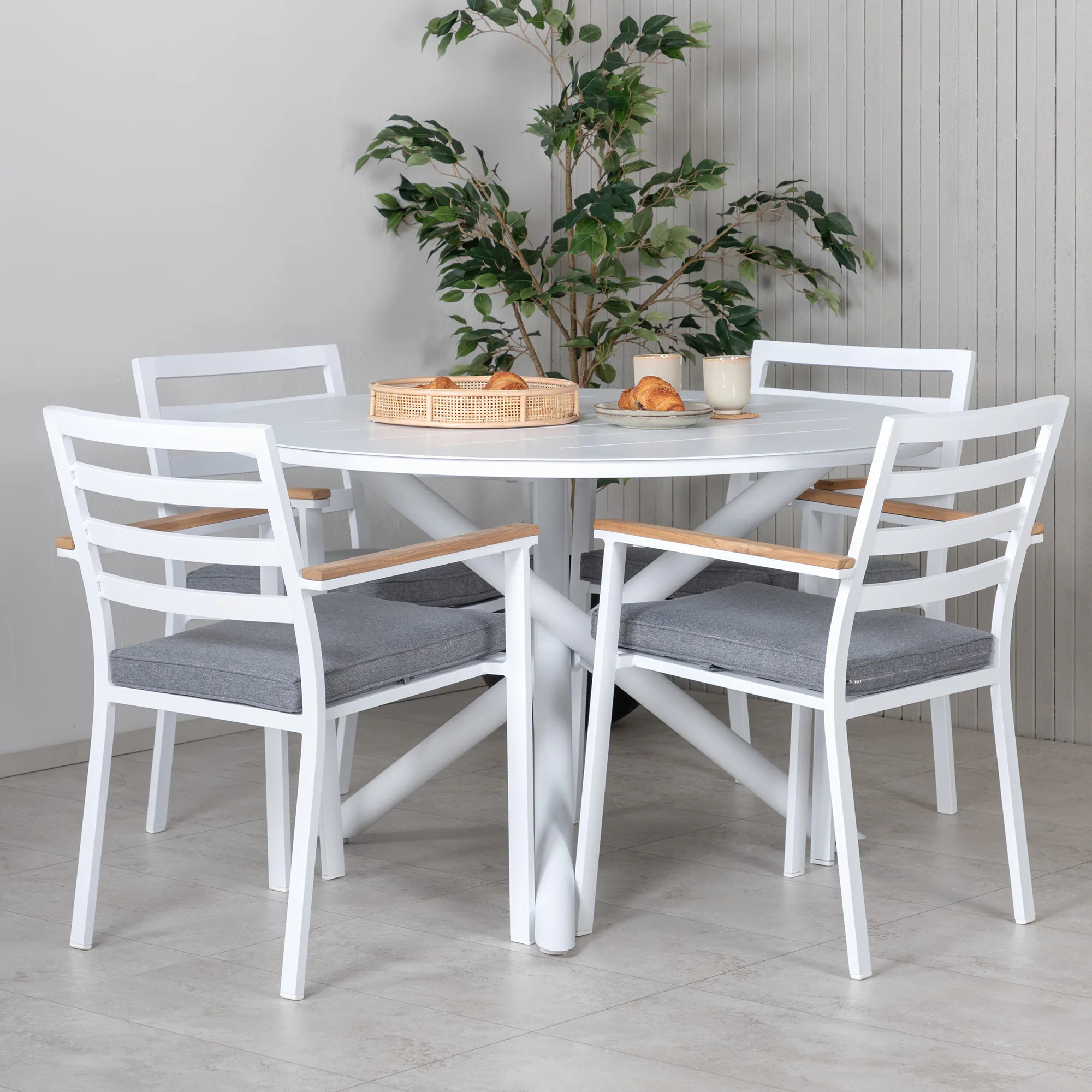 Alma Dining Table - White Alu - ø120cm+Brasilia Karmstol (st Vit