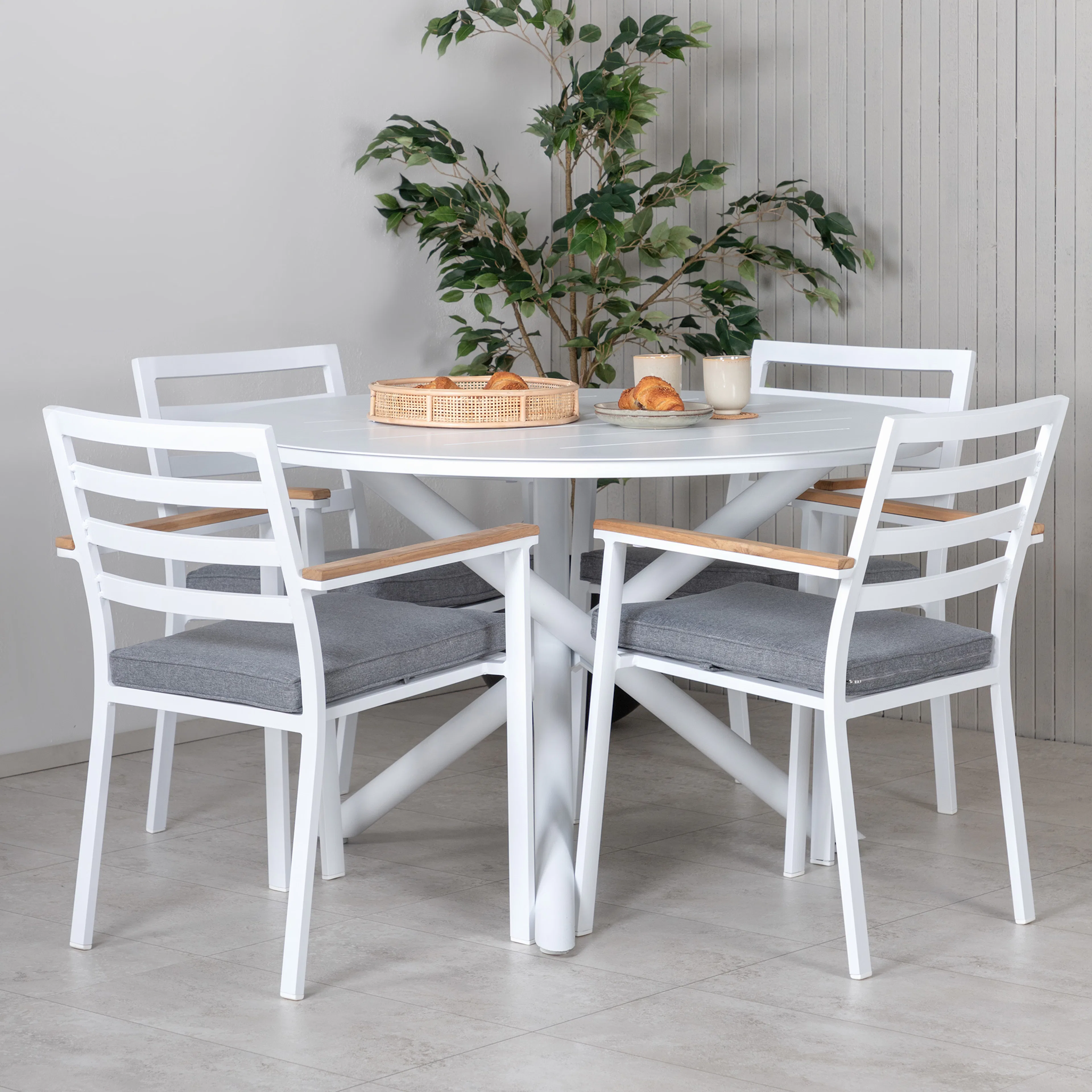Alma Dining Table - White Alu - ø120cm+Brasilia Karmstol (st Vit