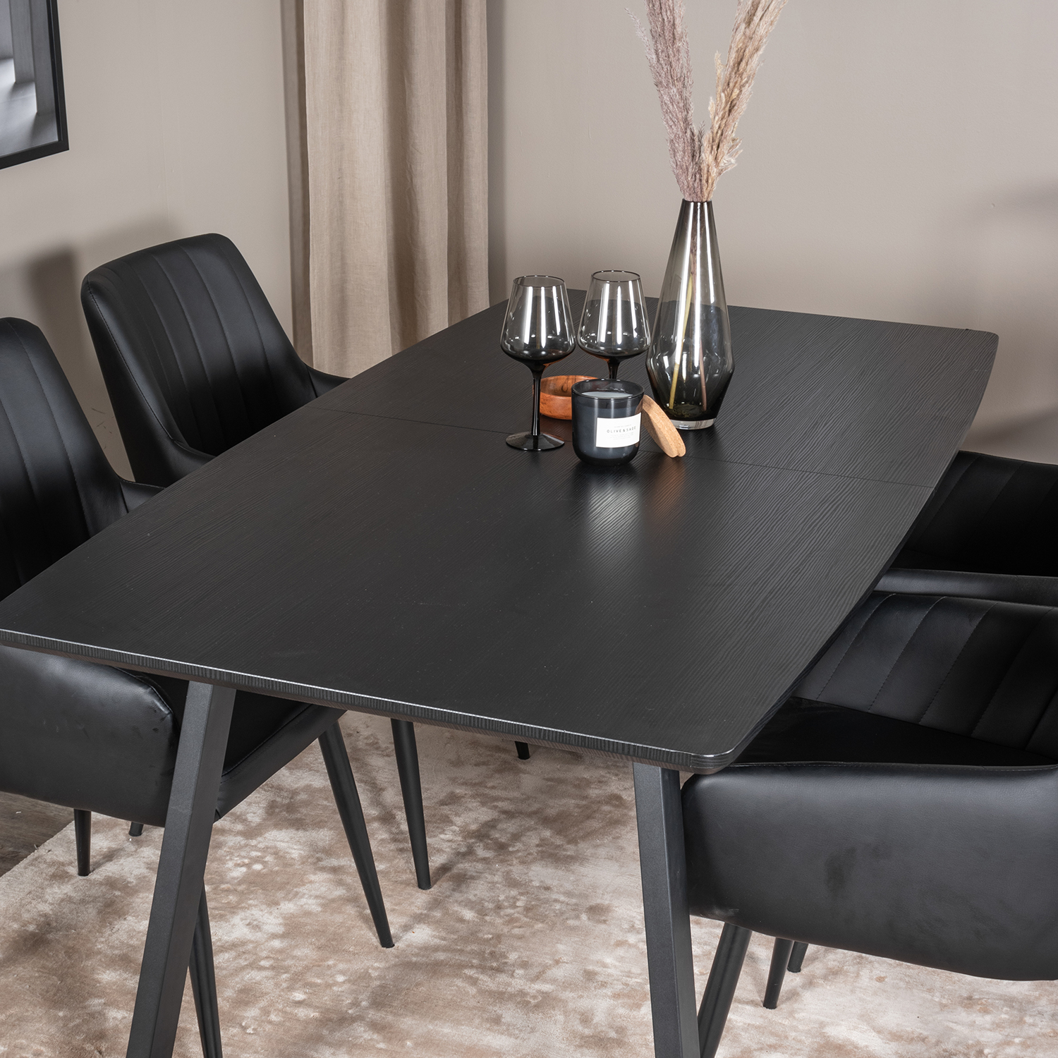 Matgrupp Venture Home Ina1 med 4 Corina Stolar Konstläder