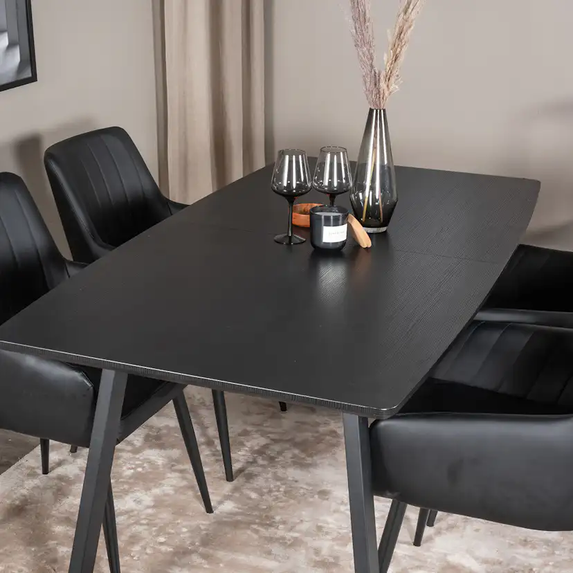 Matgrupp Venture Home Ina1 med 4 Corina Stolar Konstläder