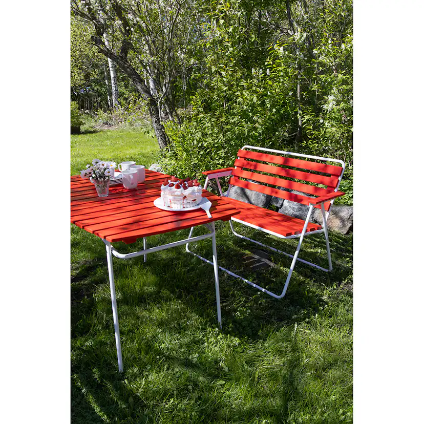 Retro set bord 403 + 2st 305 stolar + 302 bänk, vit/röd Vit/Röd