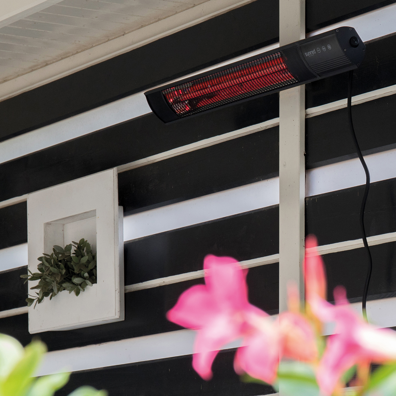 Infravärmare SunRed RD-DARK-25, Vägghängd Terrassvärmare med 2500 W Effekt