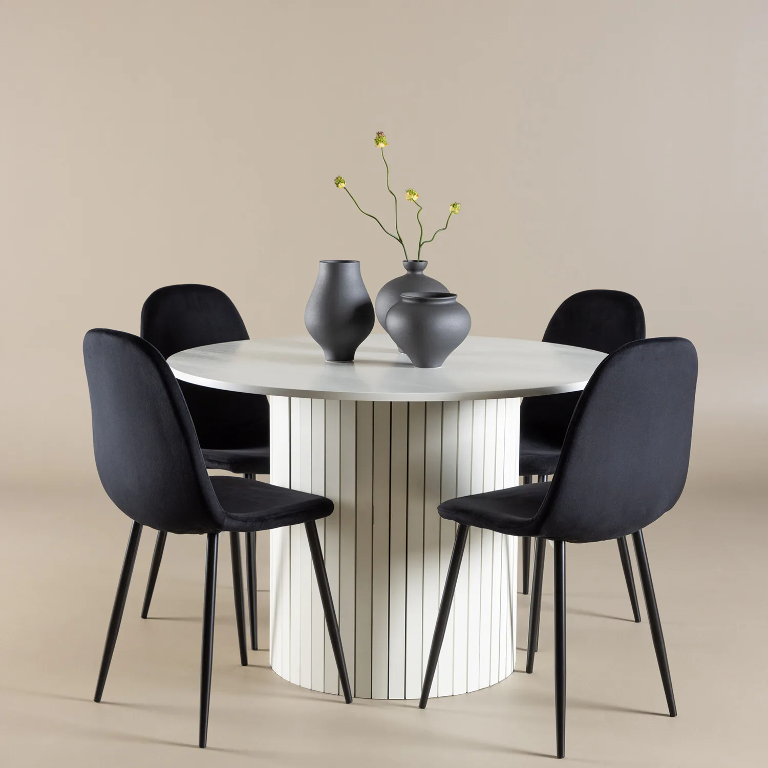 Härön Dining Table with Polar Dining Chair Färg: Vit/Svart, Ben: Svarta