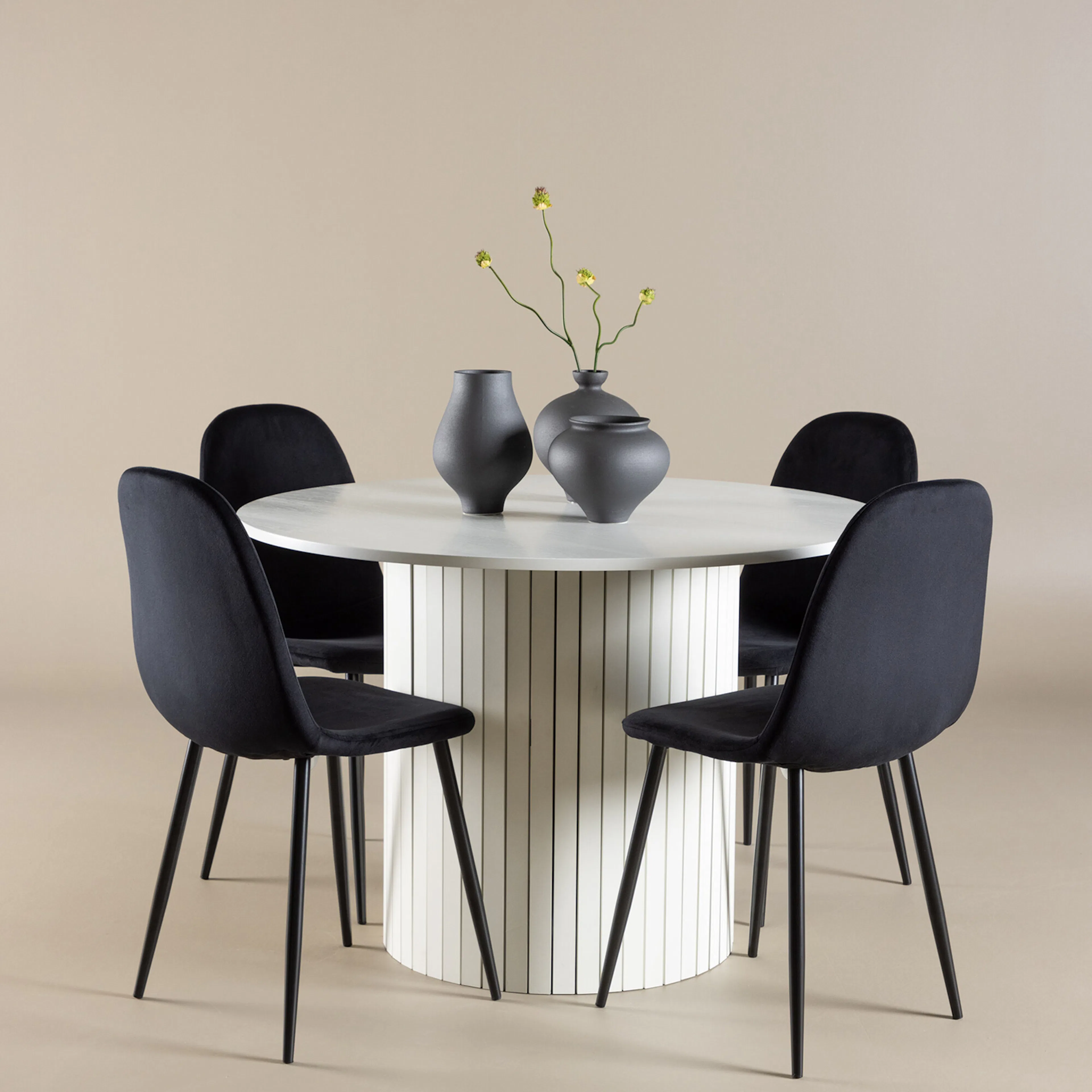 Härön Dining Table with Polar Dining Chair Färg: Vit/Svart, Ben: Svarta