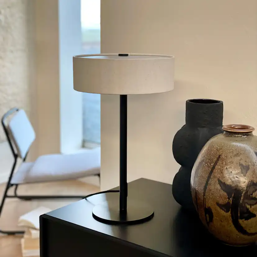Bordslampa Dyberg Larsen Calix med Tygskärm