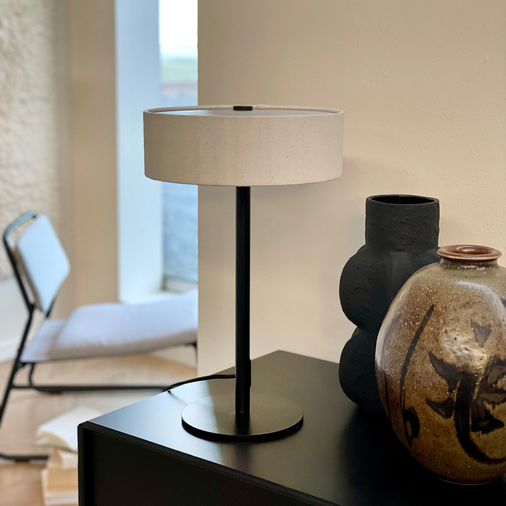 Bordslampa Dyberg Larsen Calix med Tygskärm