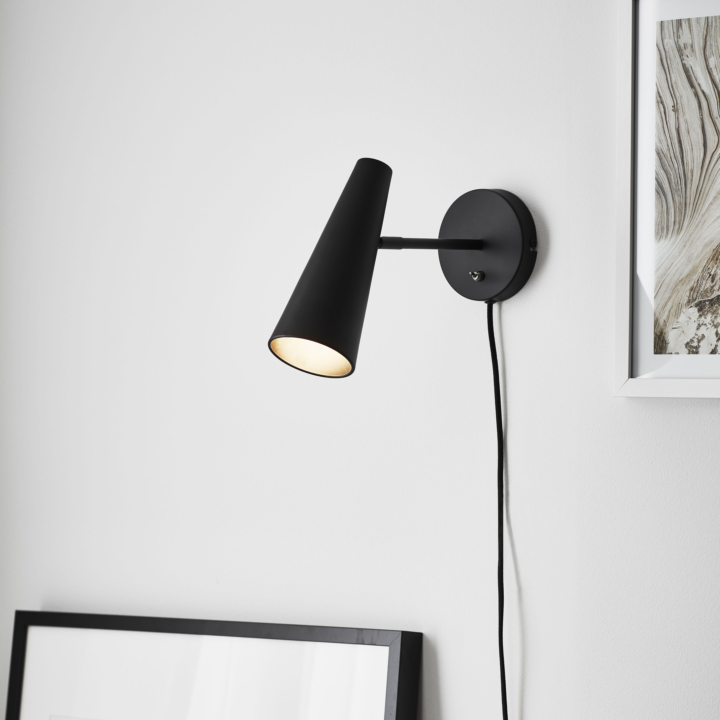 Vägglampa Markslöjd Peak
