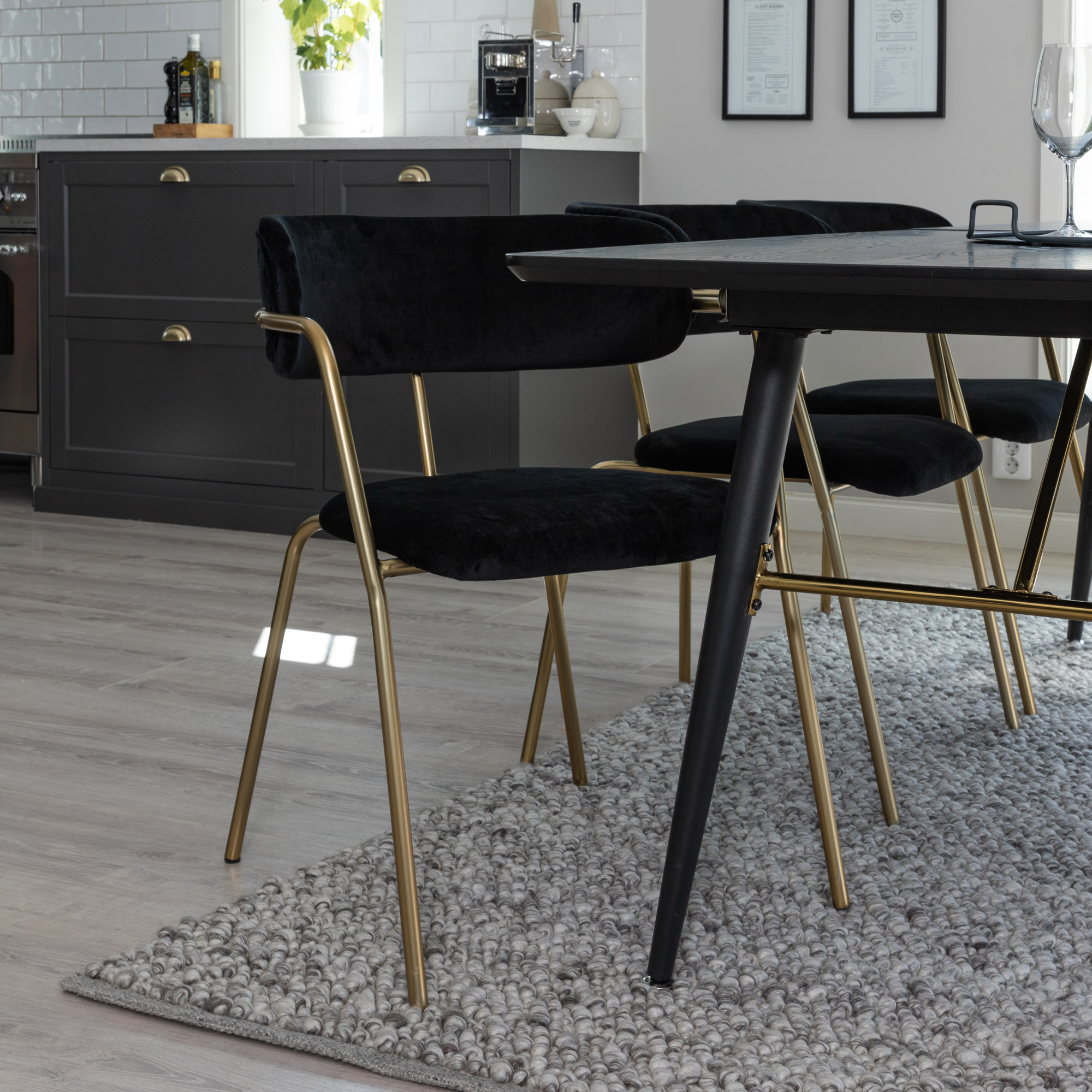 Matgrupp Venture Home Gold Förlängningsbart Bord & 6 Arrow Stolar i Svart Sammet