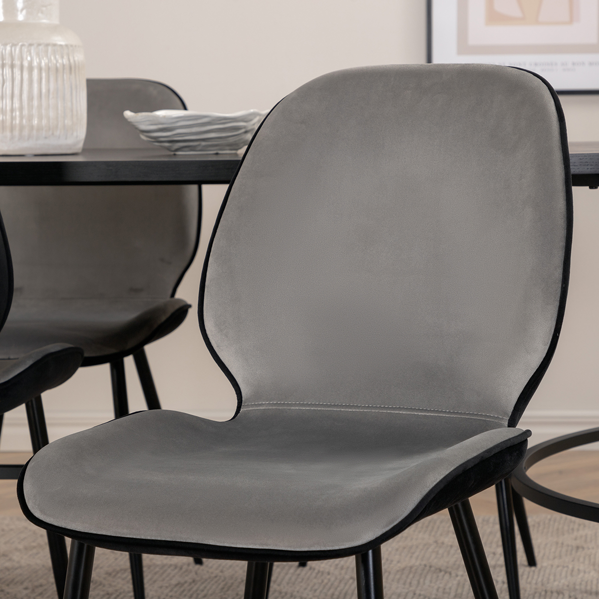 Matgrupp Venture Home San Francisco matbord och Elisa matstol